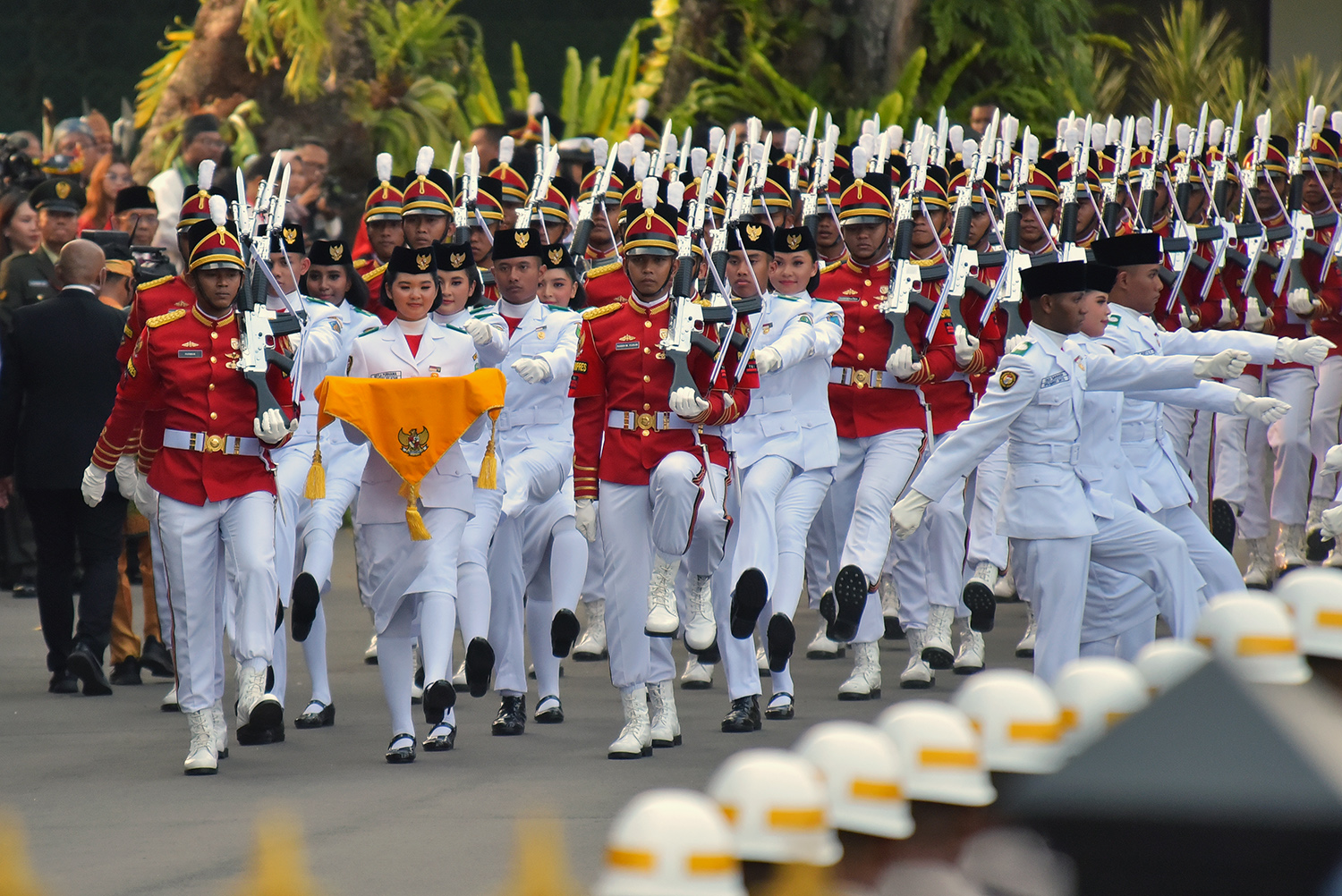 Tim Indonesia Jaya Bertugas Pada Upacara Penurunan Bendera Sang Merah ...